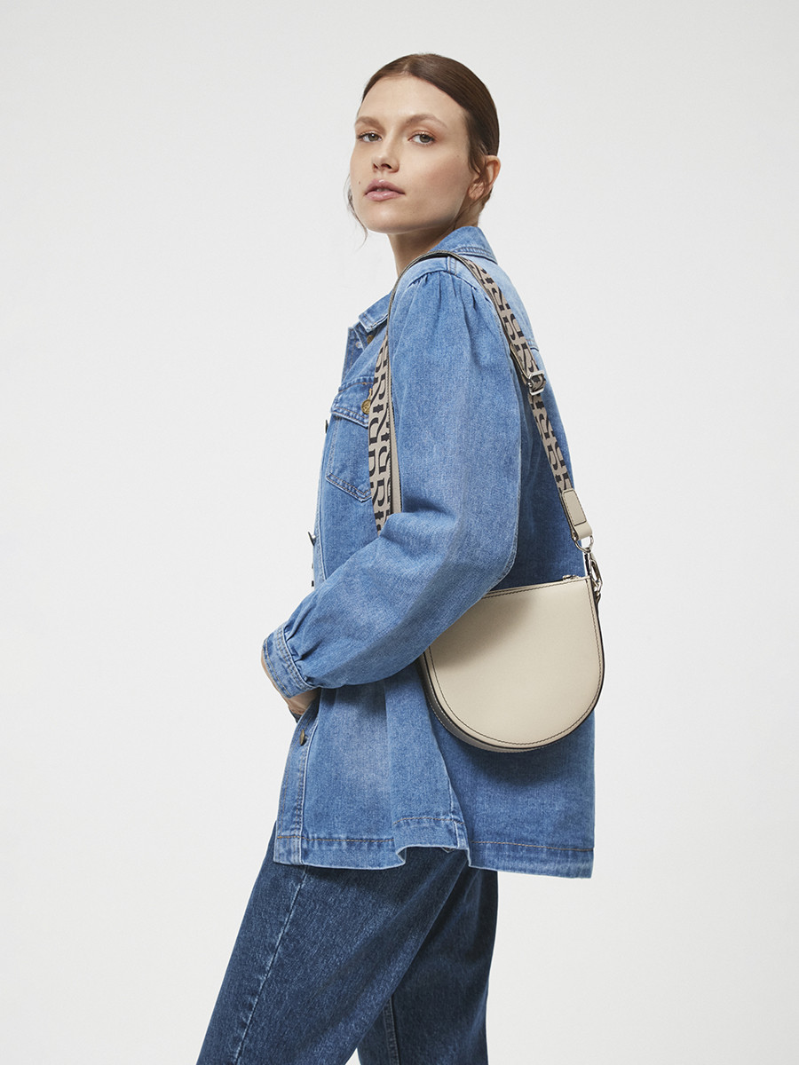 Beowa torebka na tamie z logotypem