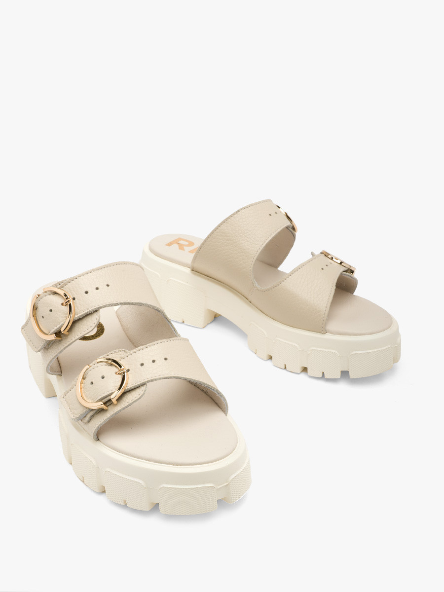 Beowe klapki na lekkim spodzie