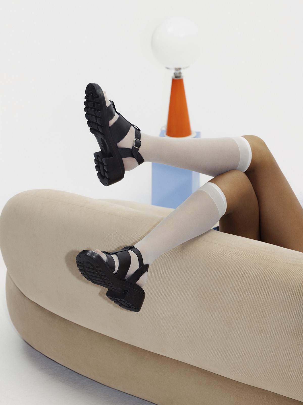 Czarne sanday na masywnej podeszwie