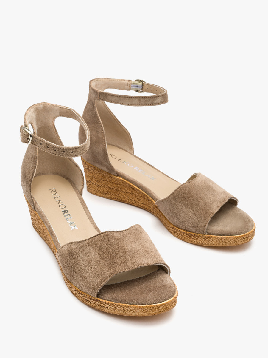 Welurowe sanday na koturnie