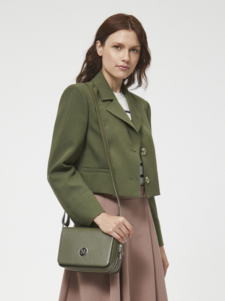 Oliwkowa torebka ze srebrnym logotypem