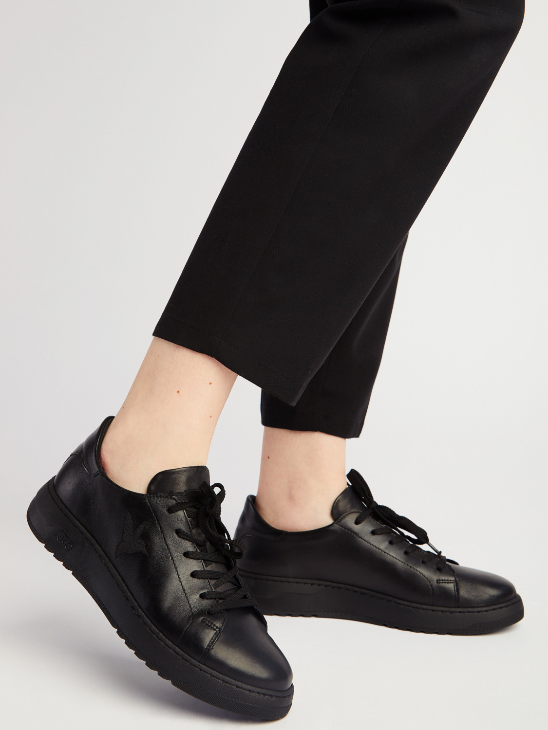 Czarne póbuty sportowe