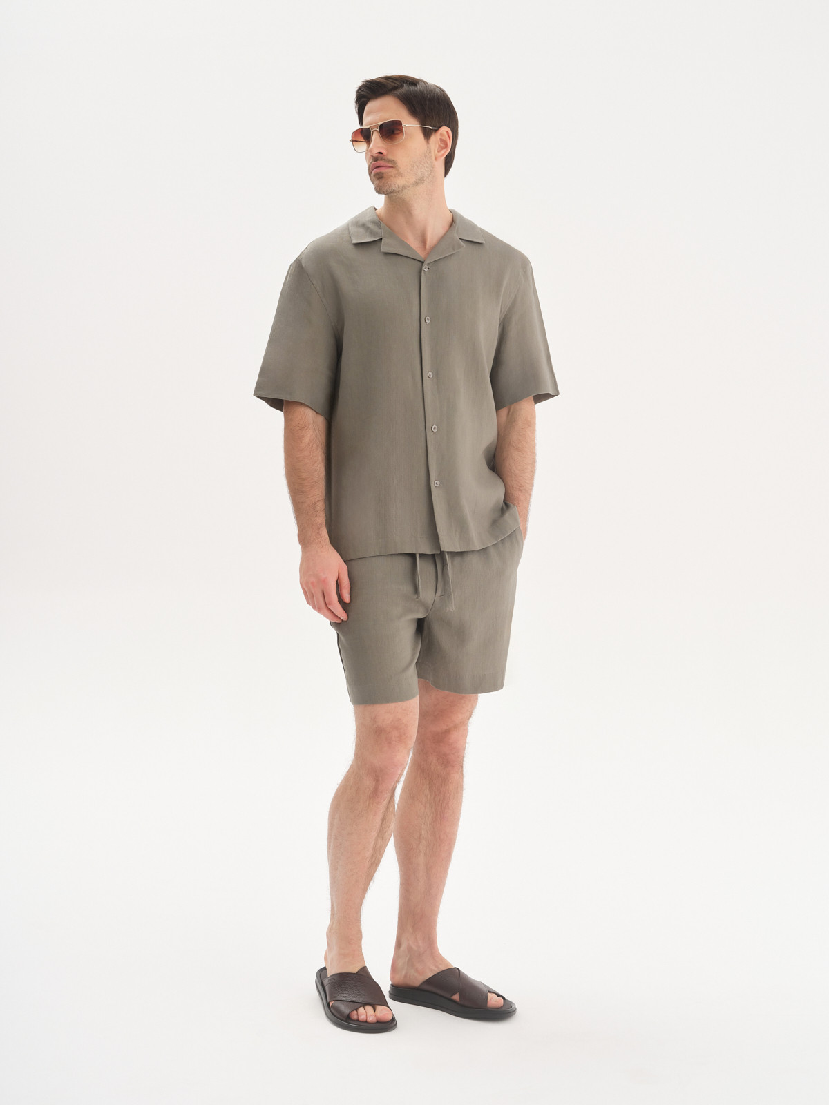 Brzowe klapki mskie z wytoczonym logotypem