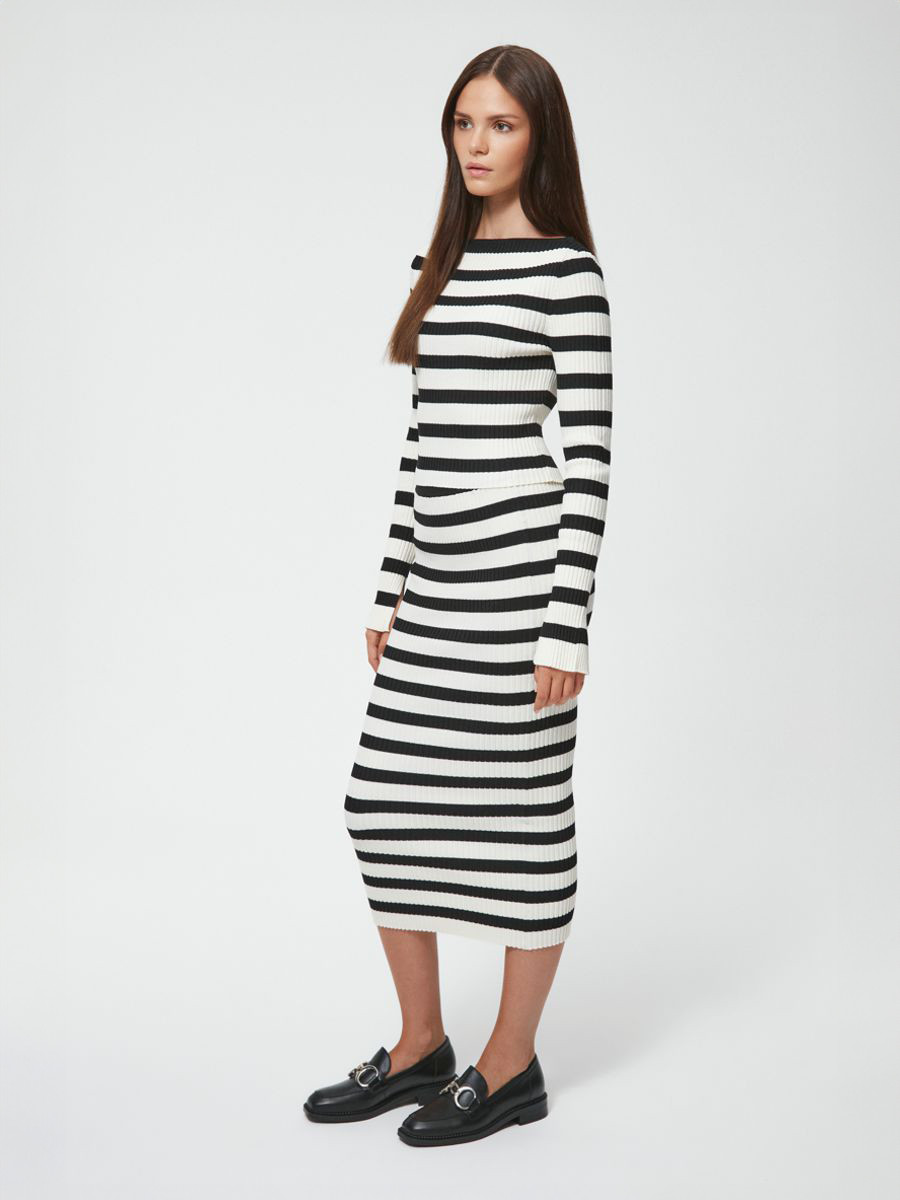 CZARNE MOKASYNY NA PASKIEJ PODESZWIE