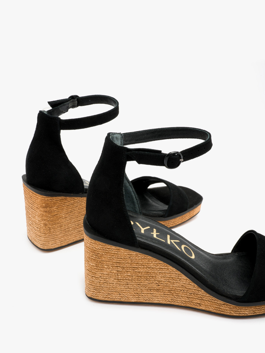 Czarne sanday na koturnie