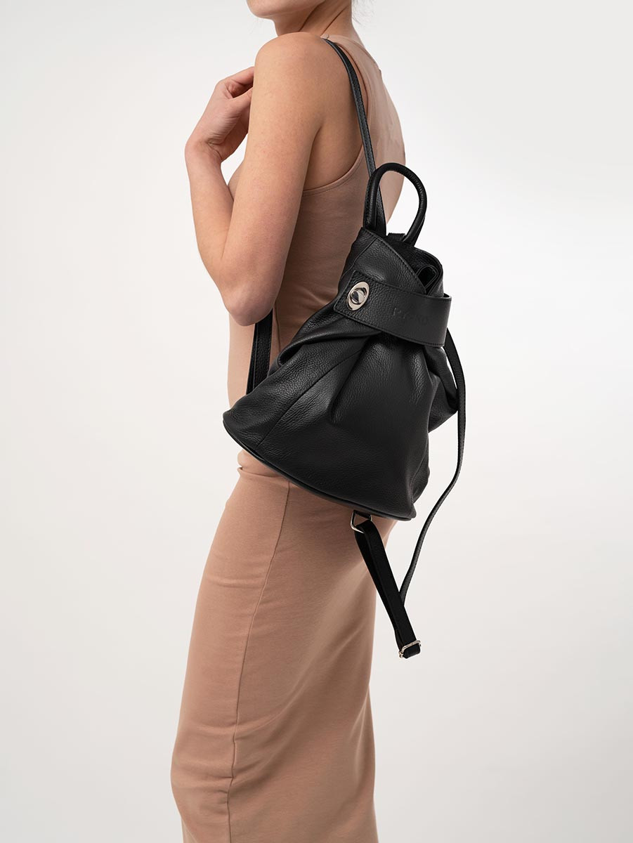 Czarna plecak typu worek