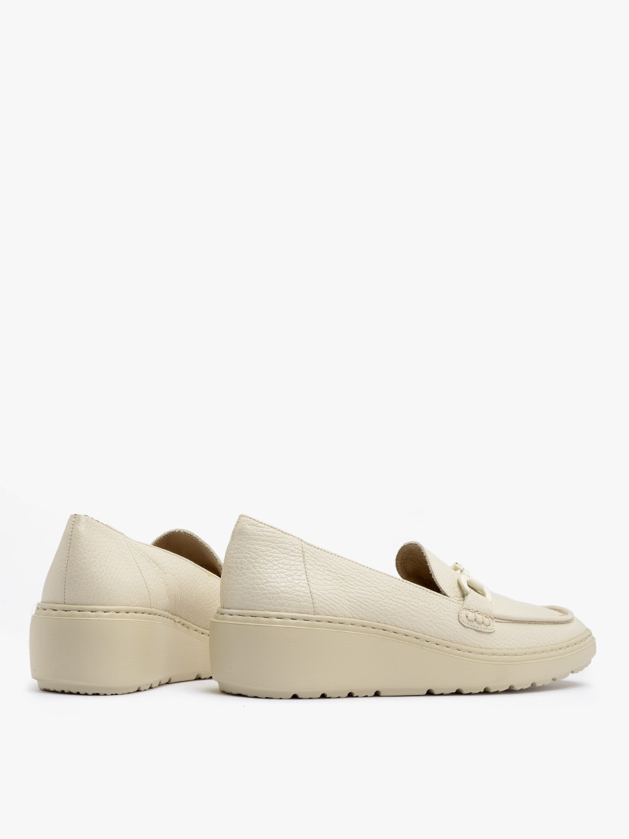 Kremowe mokasyny na grubej podeszwie