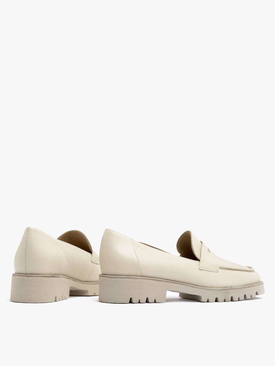 Kremowe mokasyny na traktorowej podeszwie