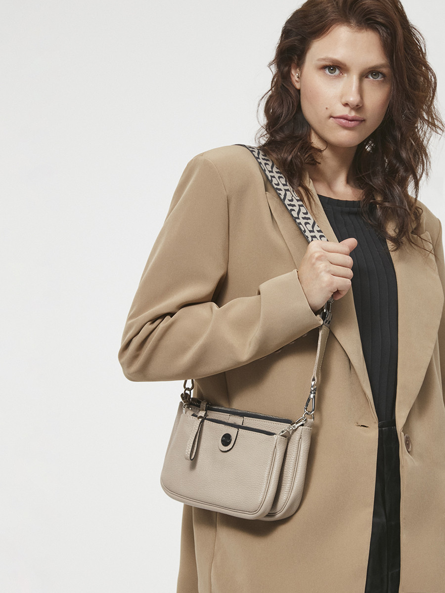 Maa, beowa torebka z logotypem na pasku