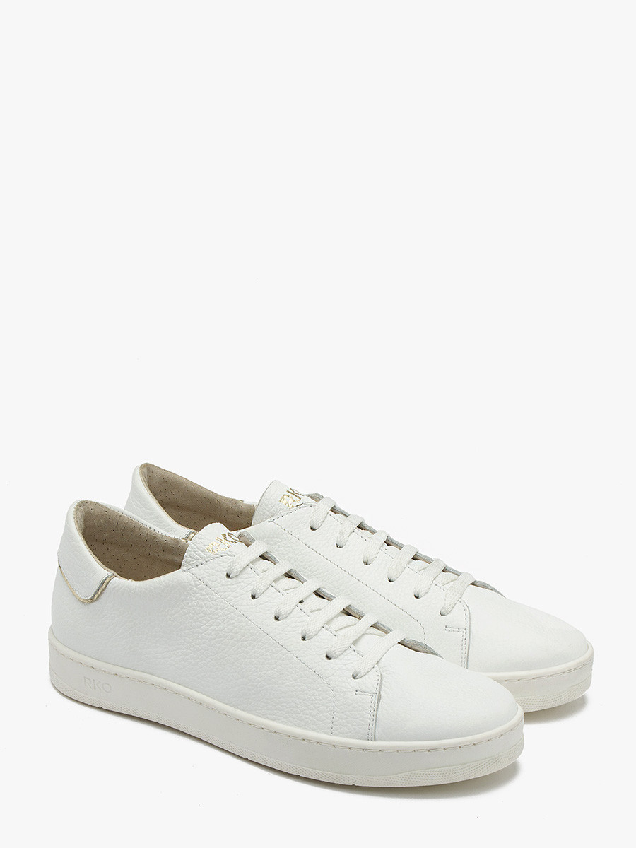 Biae póbuty sportowe ze zotymi elementami