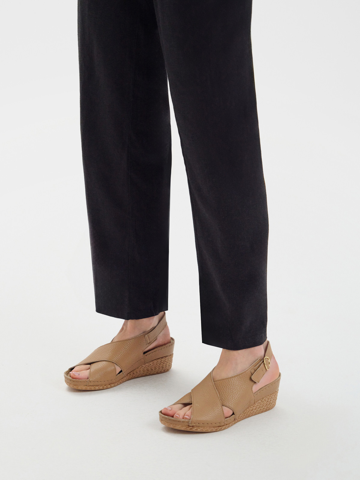 Ciemnobeowe sanday na platformie