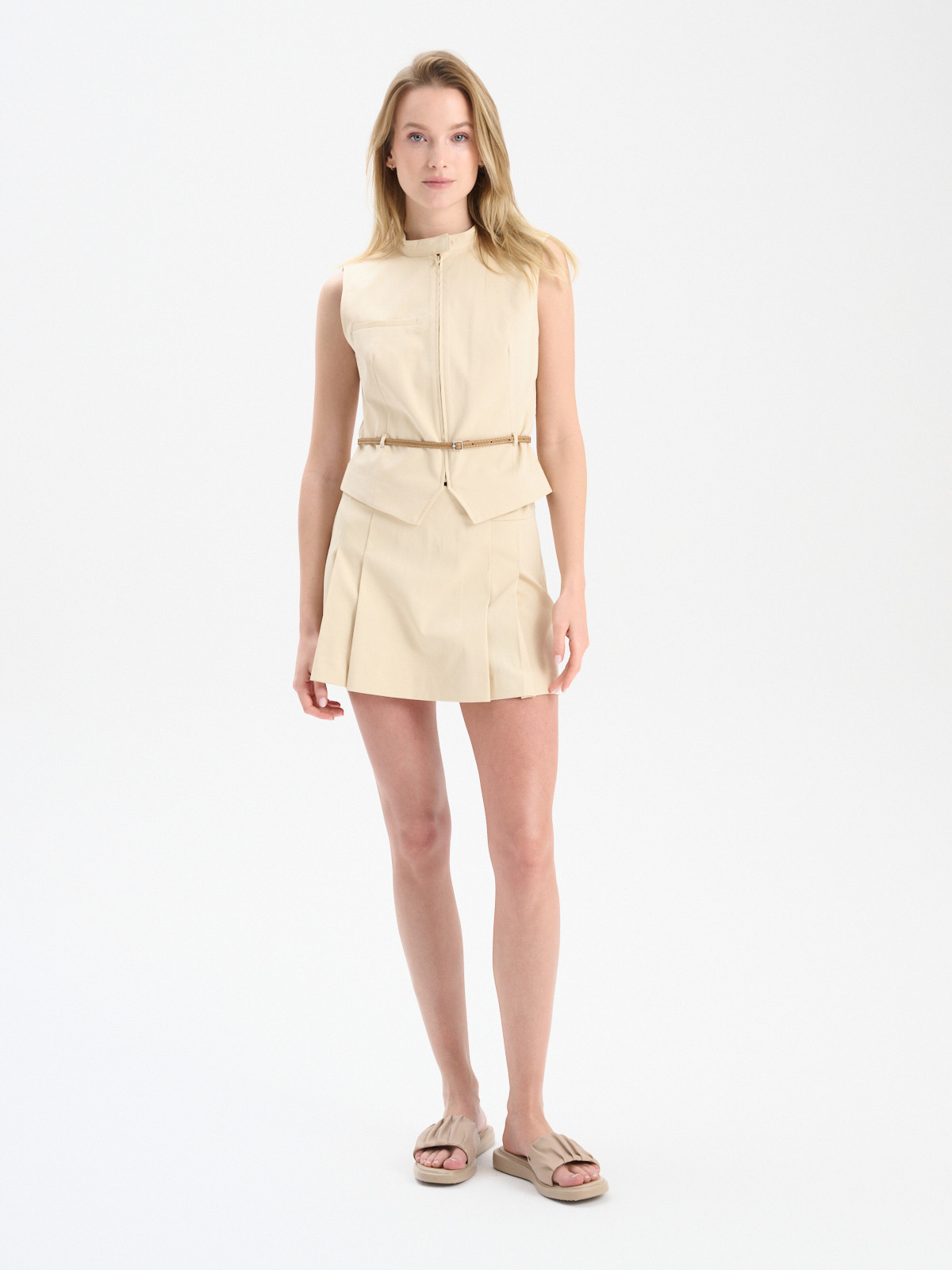 Beowe klapki z marszczon cholewk