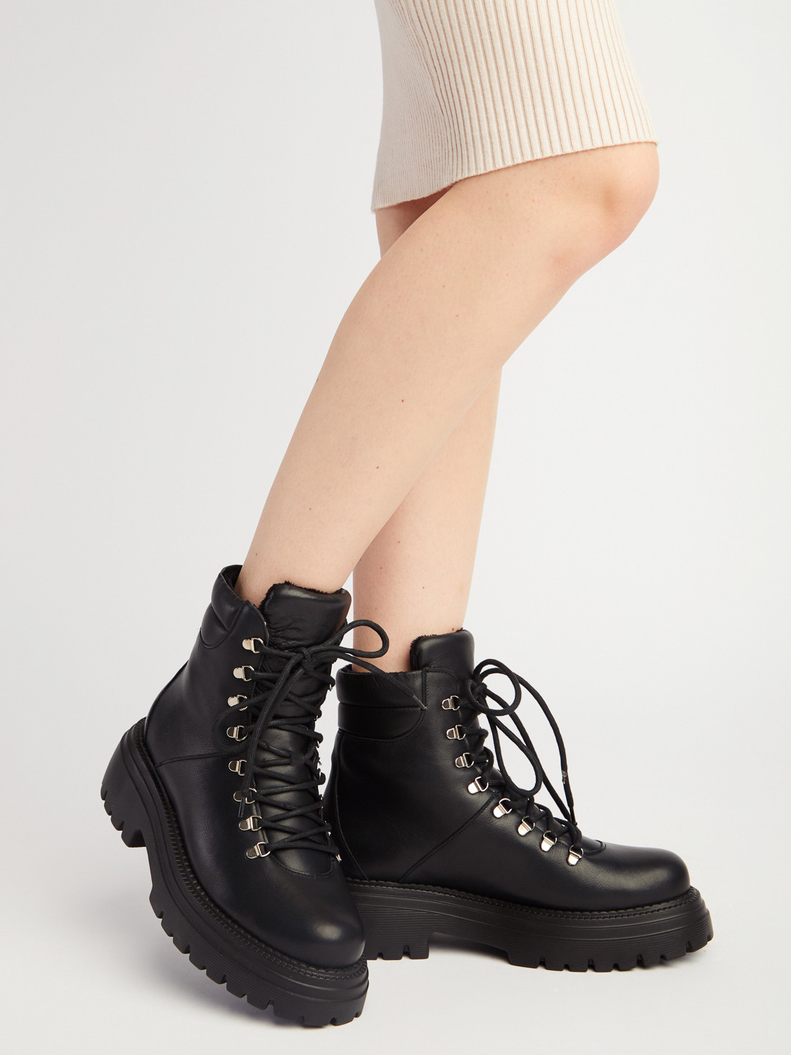 Czarne trzewiki na masywnym lekkim spodzie