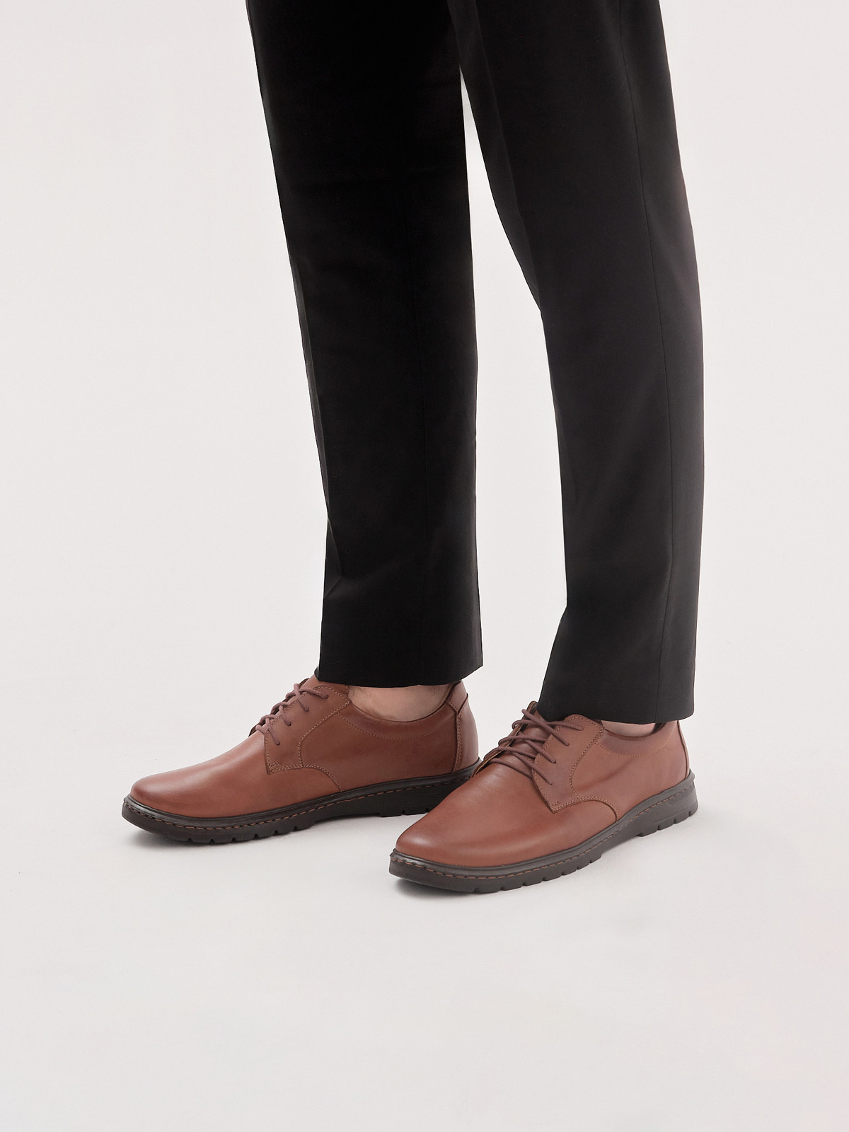 Brzowe póbuty mskie z ozdobnym szyciem na spodzie