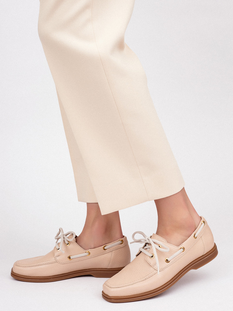 Beoworóowe póbuty z ozdobnym przeszyciem