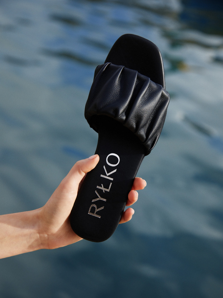 Czarne klapki z marszczon cholewk