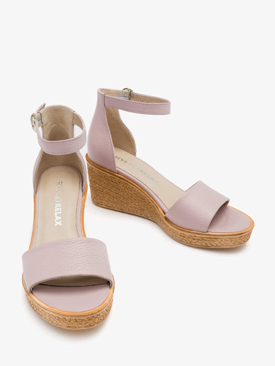 Liliowe sanday na ozdobnej platformie