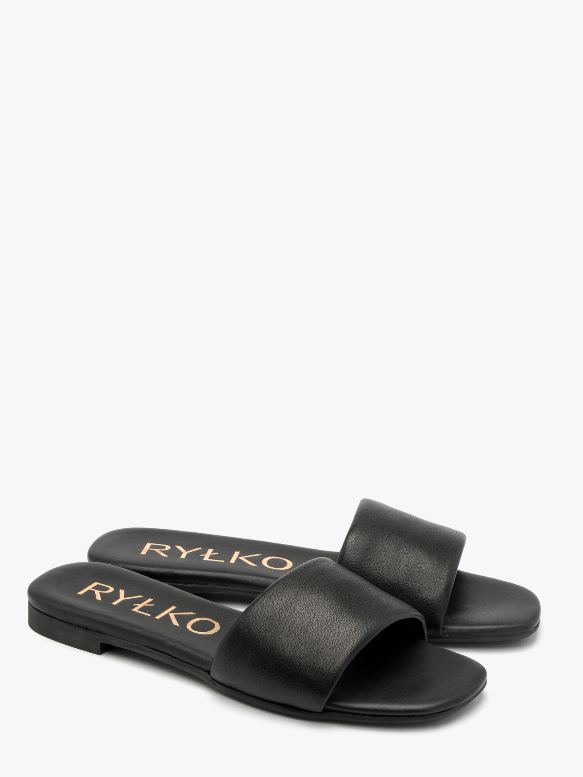 Czarne klapki damskie na paskiej podeszwie