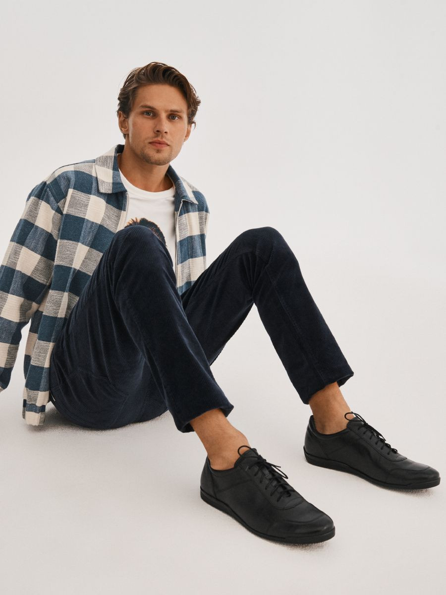 Czarne póbuty mskie z przeszyciami na cholewce