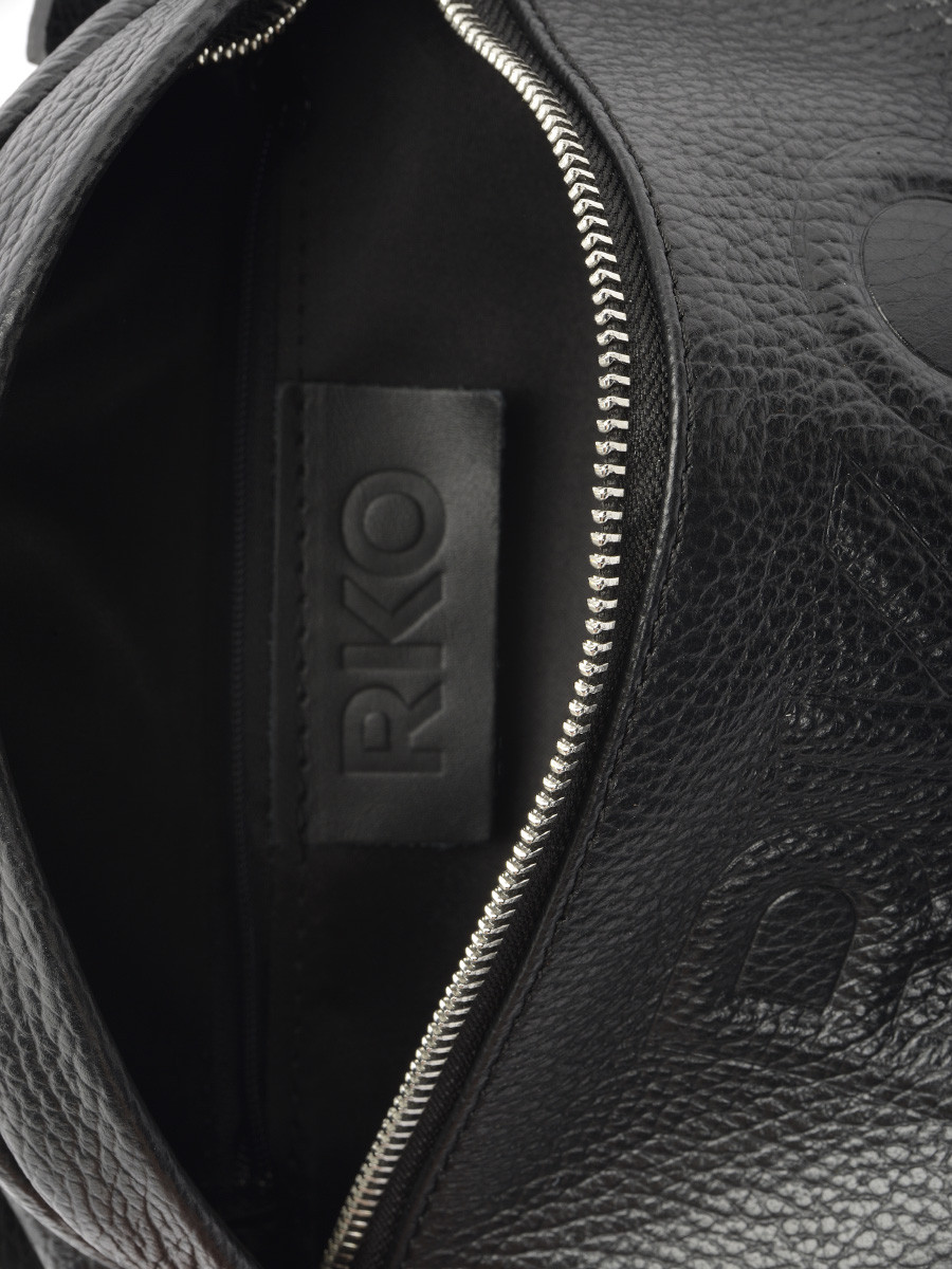 Czarna torebka typu nerka z logotypem