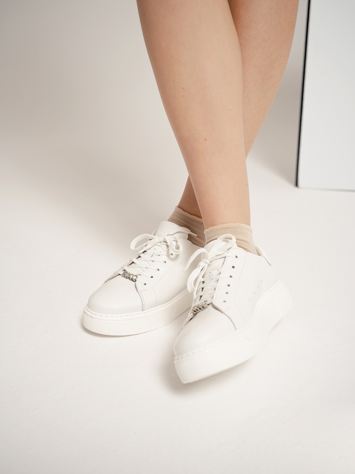 Biay póbut sportowy ze srebrnym detalem