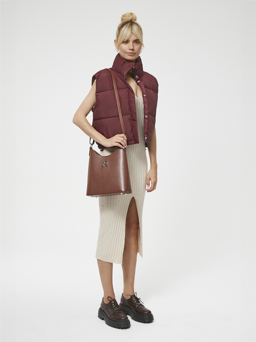 Ciemnobrzowe póbuty ze zotym logotypem