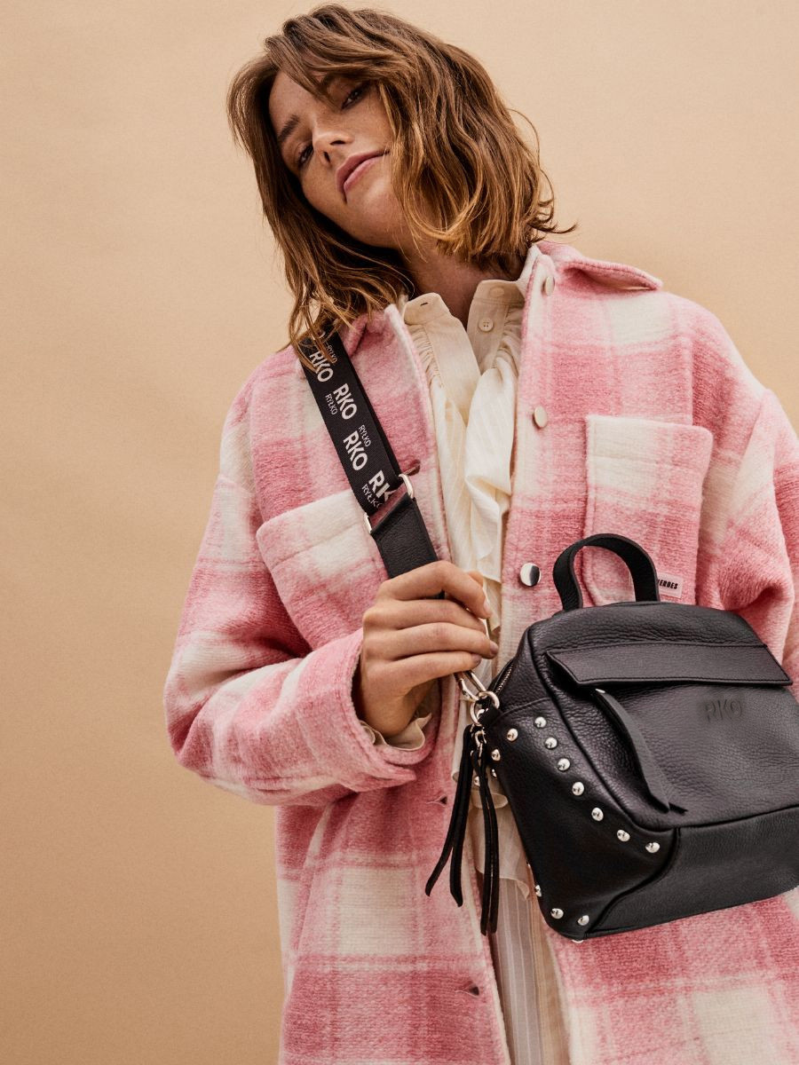 Czarna torebka listonoszka z ozdobnym paskiem