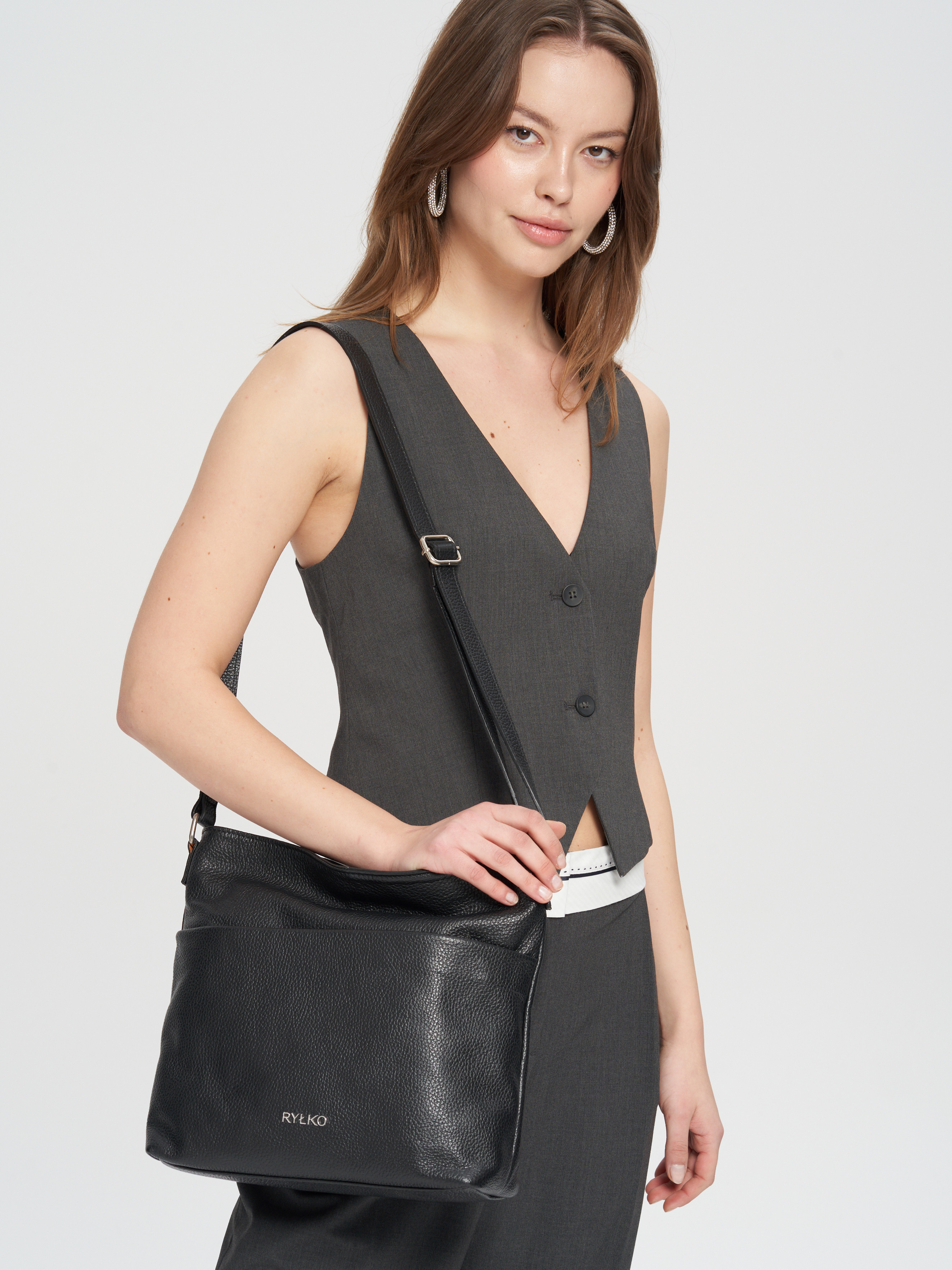 Czarna torebka redniej wielkoci