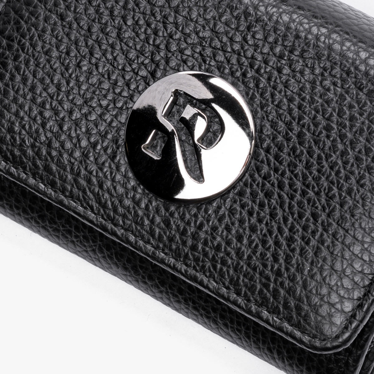 Czarny portfel ze srebrnymi detalami