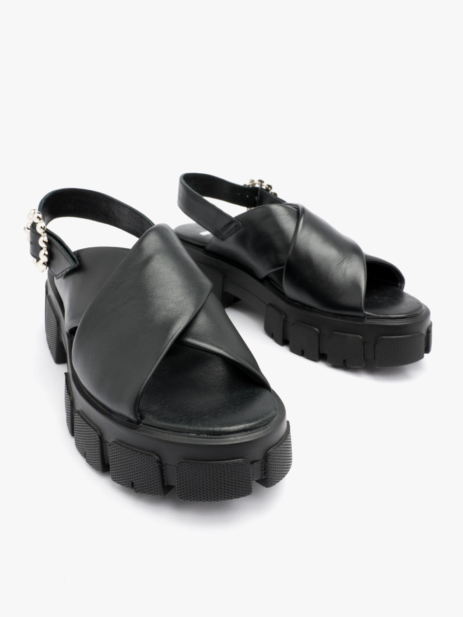 Czarny sanda z ozdobn klamr