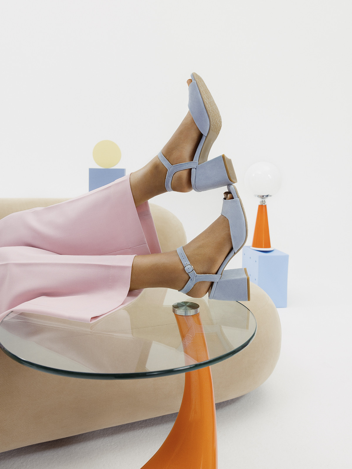 Niebieskie sanday na masywnym supku