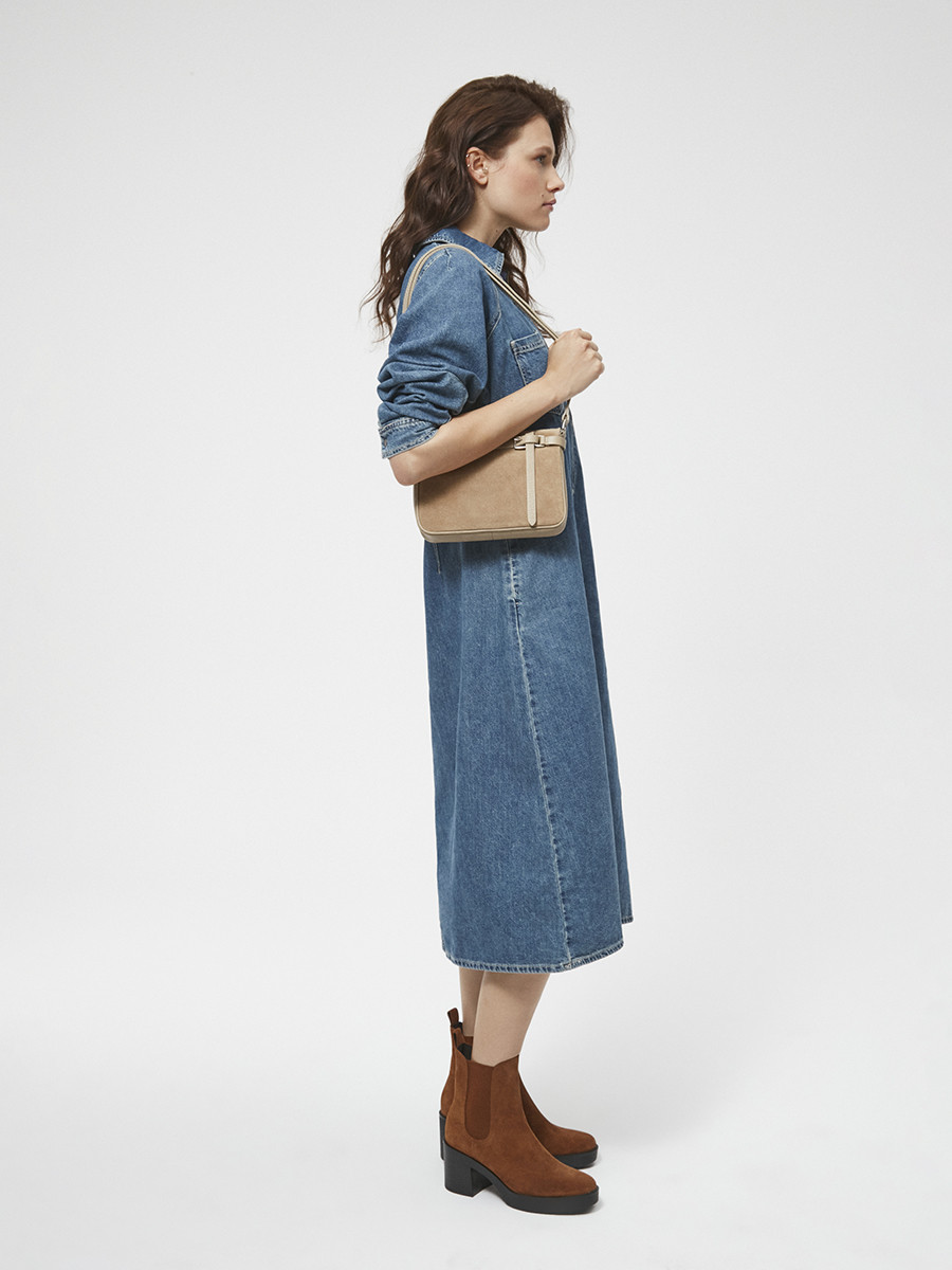 Maa ciemnobeowa torebka z ozdobnym paskiem