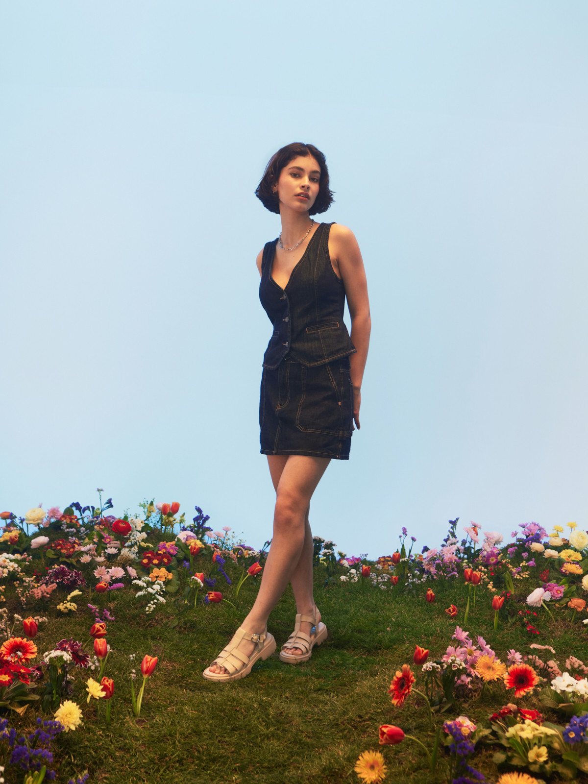 Beowe sanday z ozdobn cholewk