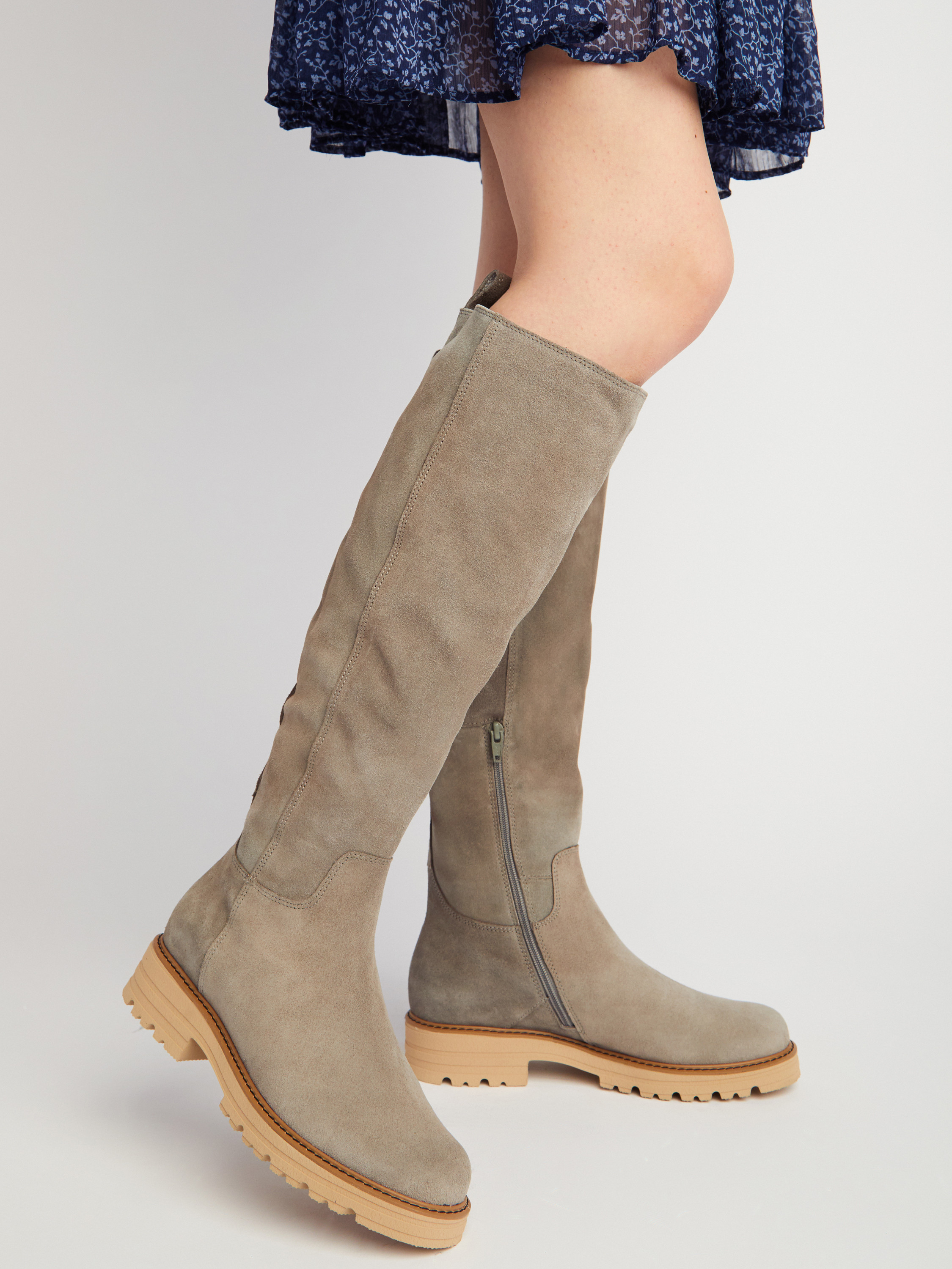 Szare welurowe kozaki