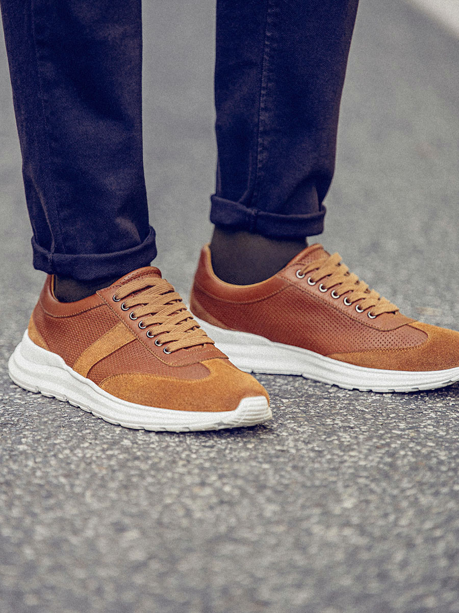 Brzowe póbuty mskie na biaej podeszwie