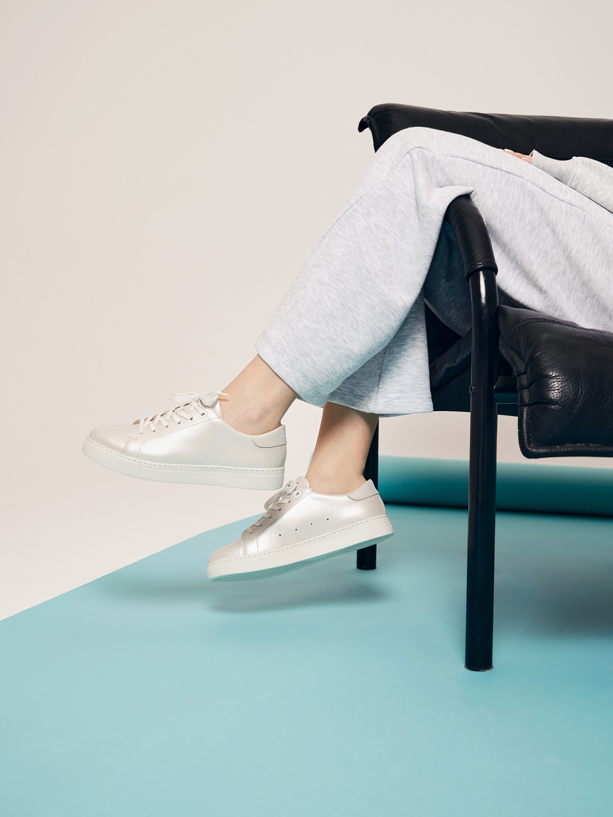 Perowe póbuty sportowe na lekkim spodzie