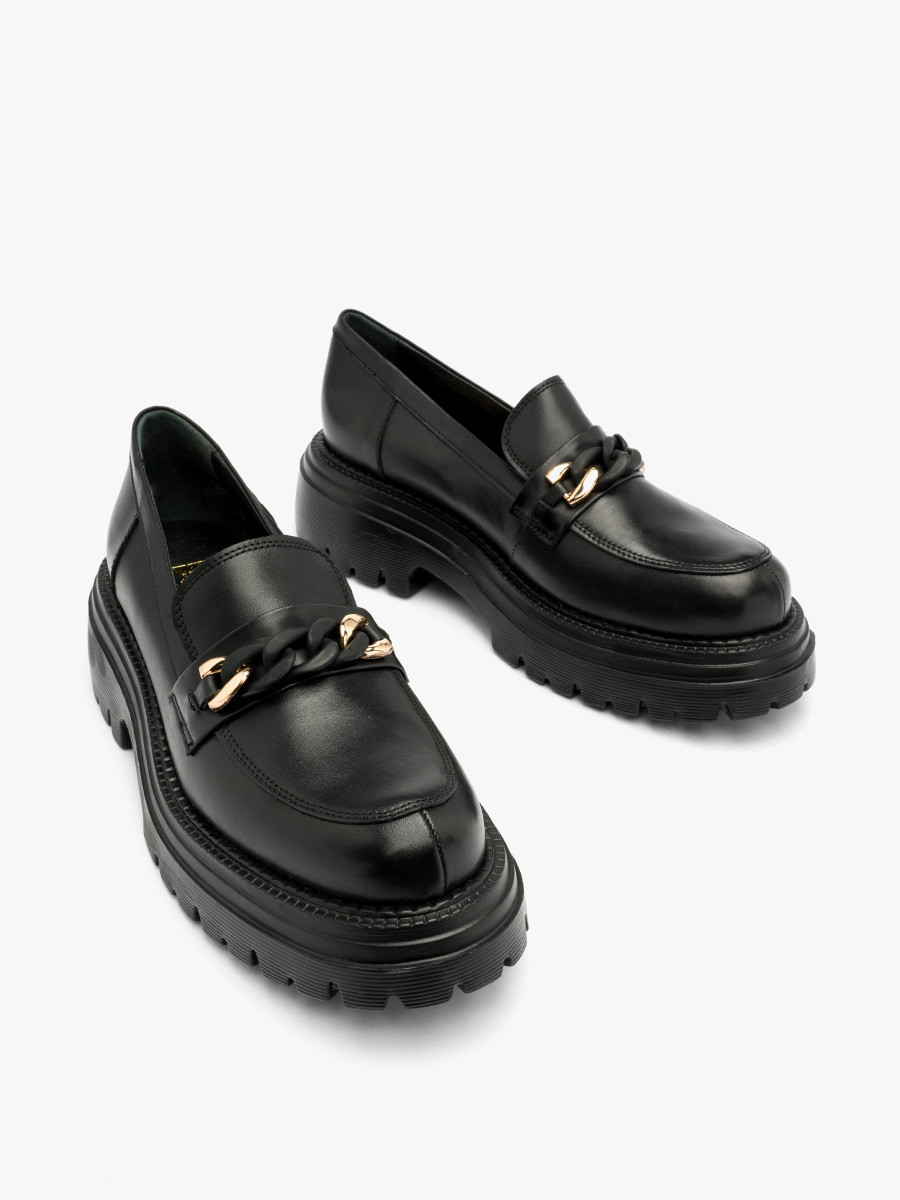 Czarny mokasyn z ozdob na cholewce