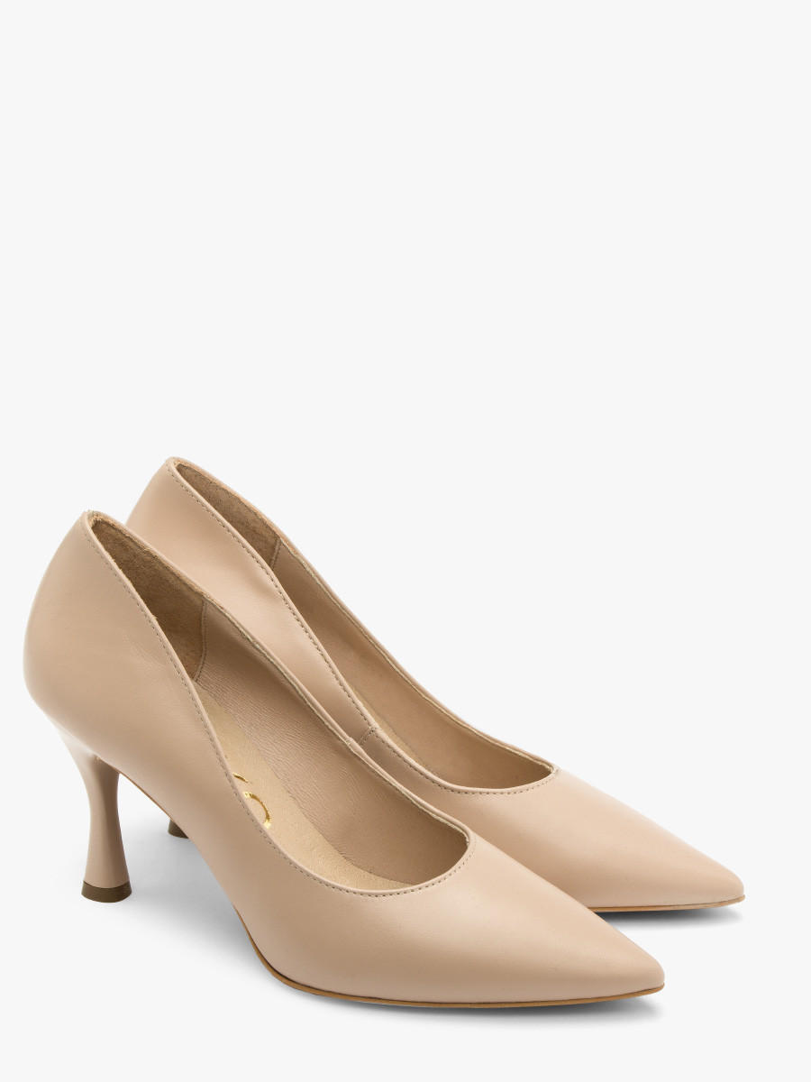 Beowe czóenko na lakierowanej szpilce