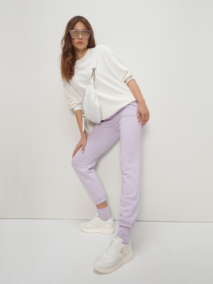 Biae póbuty sportowe ze zotymi detalami