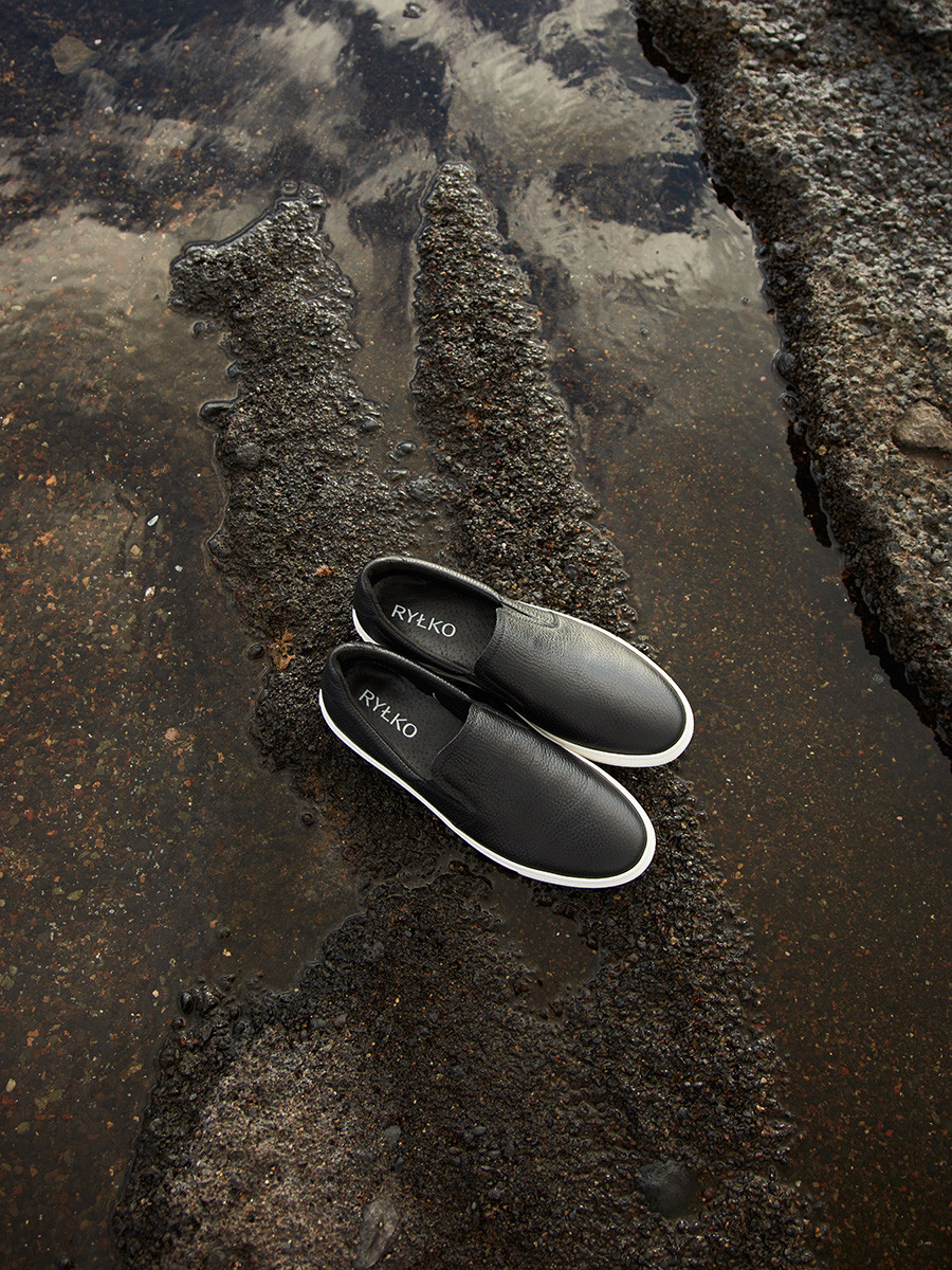 Czarne wsuwane póbuty mskie