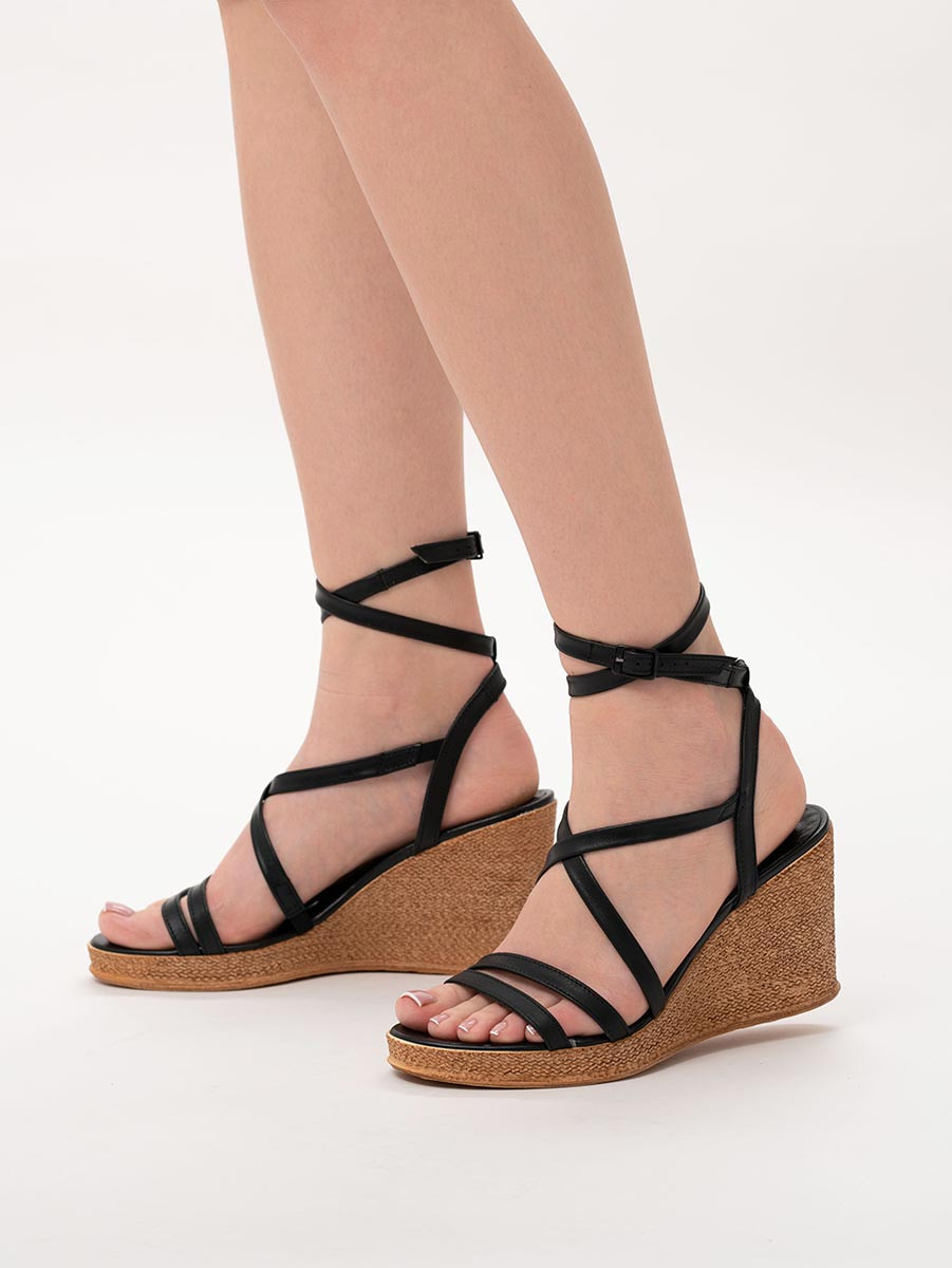 Czarne sanday na koturnie