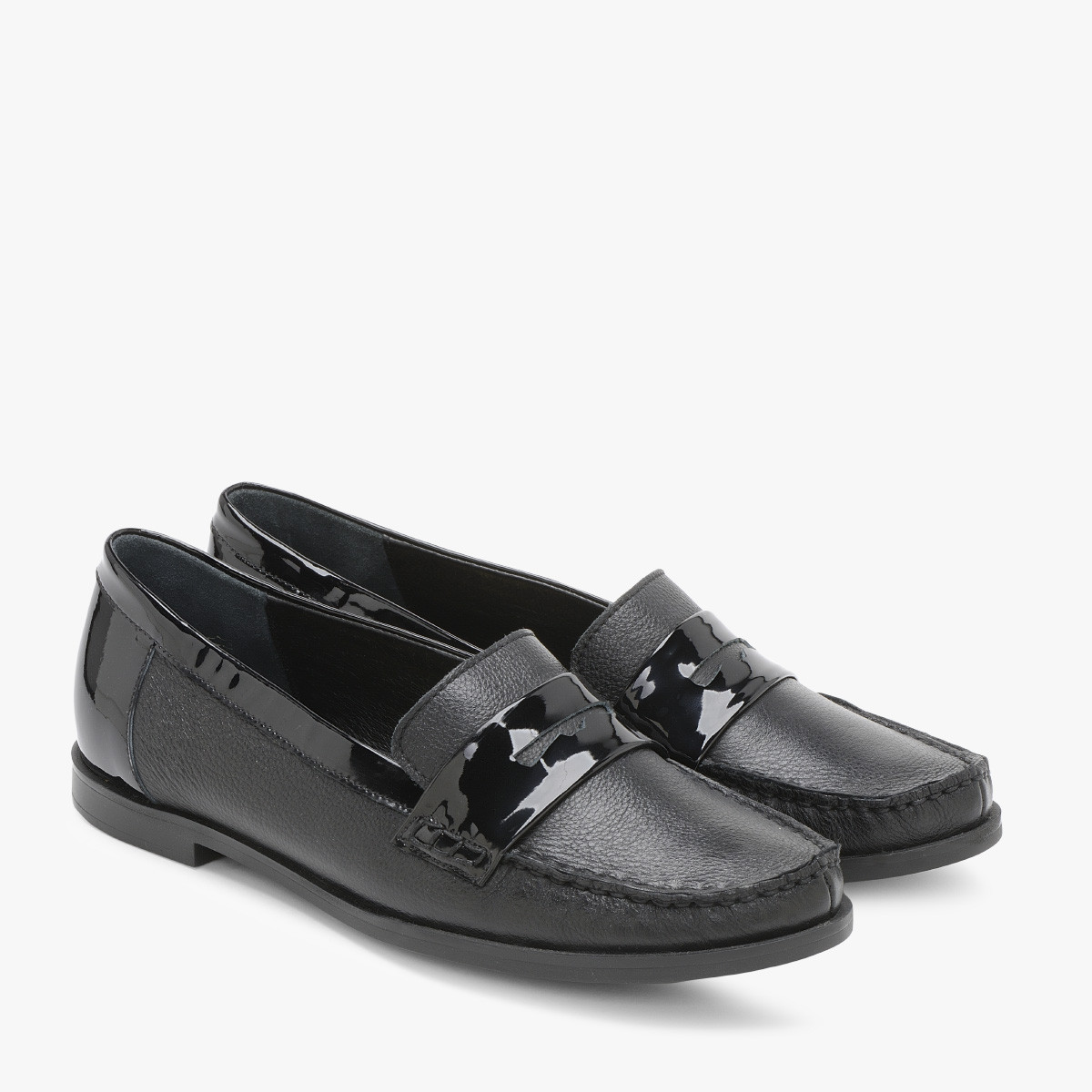 Czarne mokasyny damskie z lakierowanymi elementami