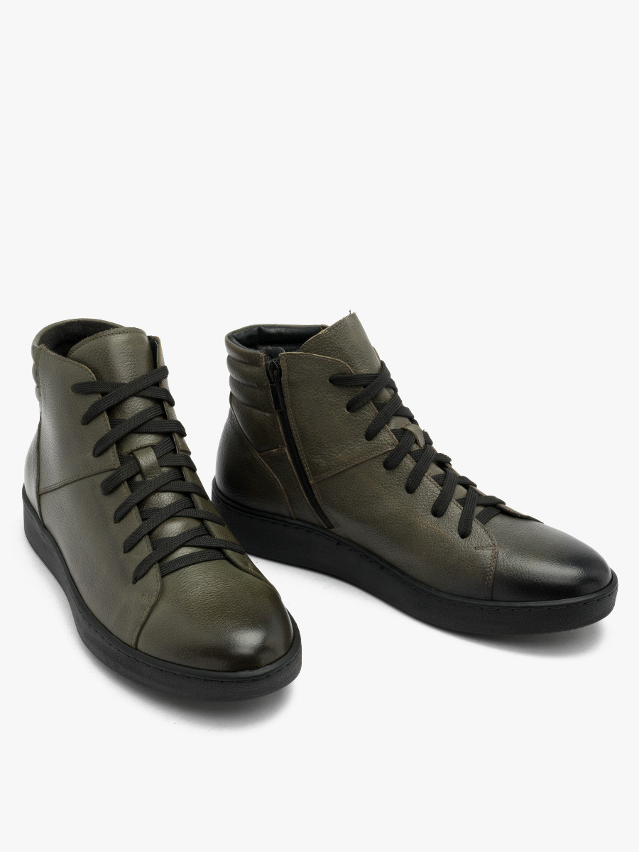 Oliwkowe trzewiki z ozdobnymi przeszyciami