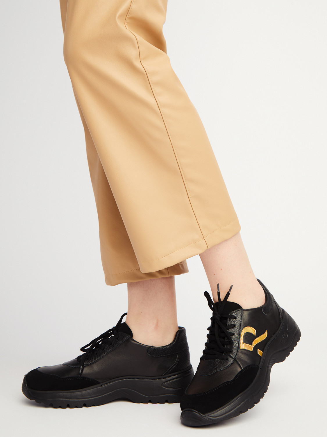 Czarne póbuty sportowe