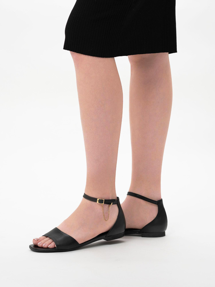 Czarne sanday ze zotym ańcuszkiem