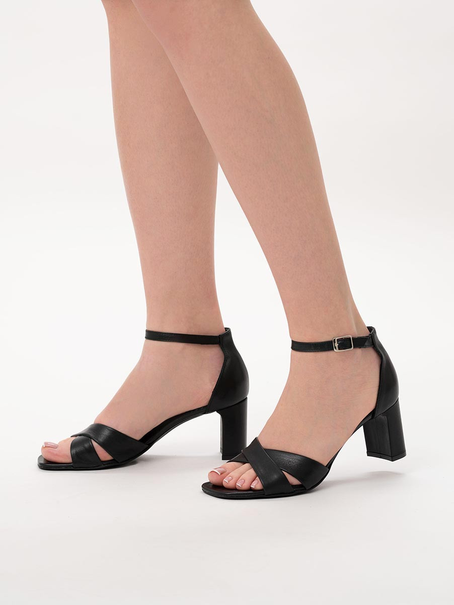 Czarne sanday na oblekanym obcasie