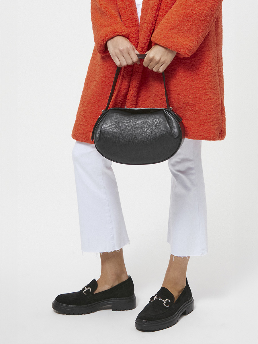 Czarna torebka redniej wielkoci