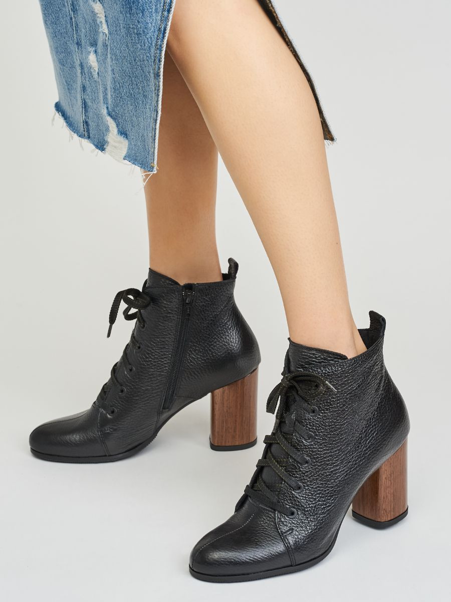 Czarne trzewiki na ozdobnym supku