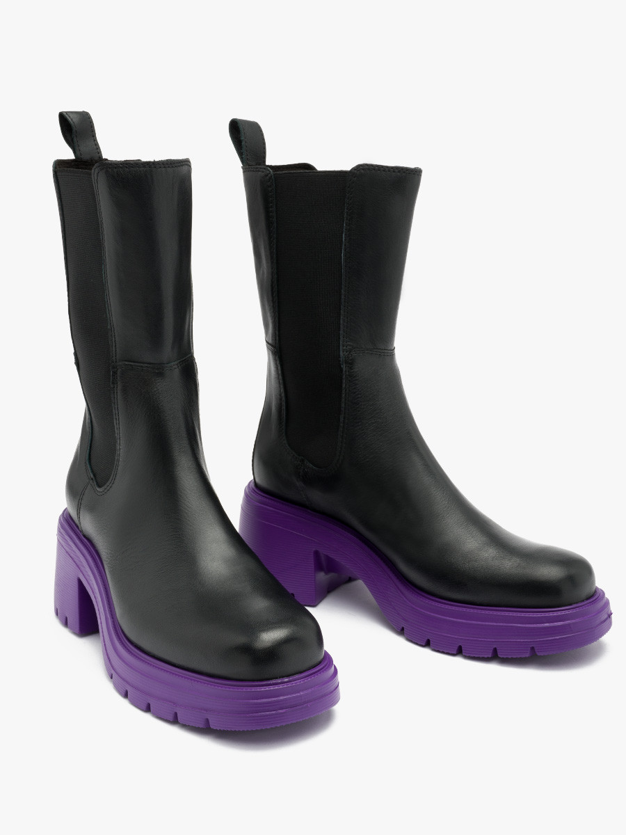 Czarne sztyblety na fioletowym spodzie