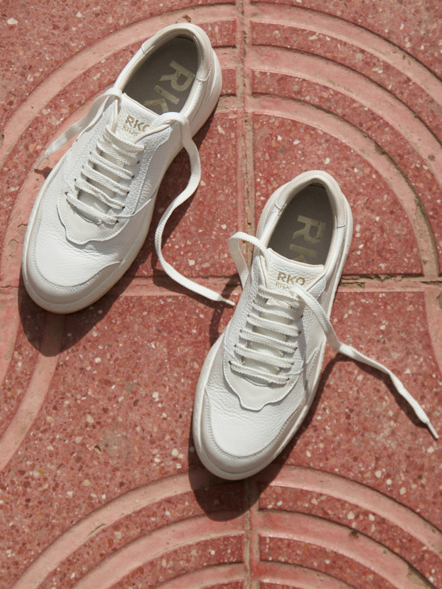 Kremowe póbuty sportowe z beowymi detalami